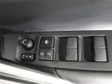 運転席のパワーウインドスイッチで全席窓の開閉・ロック操作ができます。
