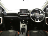 運転席・助手席を入れたインストルメントパネル全体画像です。