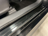 運転席のステップ部分に傷があります。