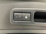 バックドアは電動で開閉できます。運転席のスイッチを押すだけで重たいバックドアが電動で動きます。