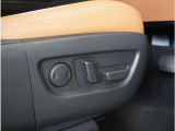 【パワーシート】電動で座面を前後上下に動かすことができます。簡単に運転しても疲れにくい姿勢に調整できます。