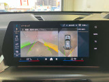 パーキングアシストプラス:トップビュー+3Dビュー、パノラマビューが含まれ車の周囲の状況をディスプレイで確認できます。スマートフォンからリモートで3Dビューで周囲を確認できます。