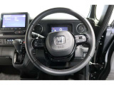 運転中もハンドルでの操作が可能です。特に高速道路等の目が離せない運転時には、便利さだけでなく、安全性も兼ね備えております。