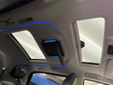 【サンルーフ】開放感たっぷりの希少装備、サンルーフが装着されています!車内に明かりを取り入れたり景色を楽しむ以外にも、車内の空気も簡単に換気できて快適です!