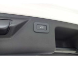 パワーテールゲートは、ボタン一つでテールゲートを自動的に開けたり閉めたりできるため、重い荷物を持っている場合でも、手を使わずに開閉できます。これにより、荷物を運ぶ際の負担が軽減されます。