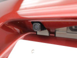 後退時に車両の後ろ側をモニター画面に表示します。車庫入れなどでバックする際に後方確認ができて便利です。車庫入れが苦手な人もこれで安心。