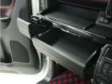 ◆インパネボックス◆サングラスや日焼け予防手袋など、運転時によく使うものもすっきり収納できます。