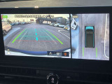アラウンドビューモニター装備!空から見ているような映像によって不慣れな場所での車庫入れや縦列駐車等はもちろん狭い道でのすれ違いも安心♪