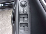 駐車時に便利な電動格納ドアミラー付き