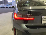 L字型リアコンビランプ:BMWの伝統的なデザインのひとつです。夜間でも誰が見てもBMWとわかる印象的なデザイン。