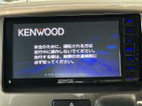 視認しやすい位置に画面と操作ボタンがまとまり、運転席から確認しやすい配置です。案内や音楽などの利用時にも、必要な情報へ目を向けやすく便利にお使いいただけます。