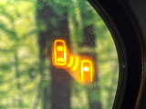 【ブラインドスポットモニター】走行中、ドアミラーの死角になりやすい箇所に後続車が接近するとサイドミラーのレンズに警告を表示!ドライバーに注意喚起をしてくれます。
