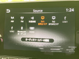 AM・FMのほか、USBやBluetooth、HDMIなどの選択肢が画面に表示されています。使いたい音源を一覧から確認しやすく、普段の通勤から休日のお出かけまで、好みに合わせて楽しめます。