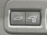 【パワーバックドア】スマートキーや運転席のボタンを押すだけでリアゲートが自動で開閉します!荷物を持っている時や、高い位置にあるバックドアを閉める際に便利な機能です♪