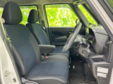 運転席まわりは視界を確保しやすい配置で、前方や周囲を確認しながら落ち着いて座れます。シートやドア内側もまとまりよく、毎日の乗り降りに使いやすい空間です。