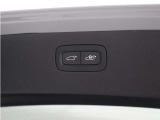 テールゲートには、スイッチ一つで開閉可能な電動開閉機能を装備。また、リアバンパーの下で足を動かすだけで開閉できる、ハンズフリー・オープニング/クロージング機構も搭載しています。
