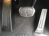 【ペダル】BMWはオルガン式アクセルペダルを採用しています。踏み込む足とペダルが同じ軌跡を描くため、かかとがずれにくく、アクセルコントロールがよりしやすくなるメリットがあります。