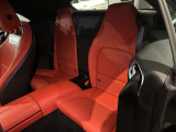 メルセデス・ベンツの定める厳しい基準をクリアしたお車のみをご案内させて頂きます。納車前整備はメーカー規定に基づき当店3Fの指定工場で入念に行なわれます。熟練のメカニックがお客様のお車を整備致します。