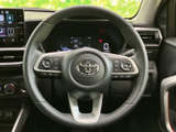 ステアリングには複数のスイッチが配置され、手元で車両の機能を扱いやすい構成です。メーターや前方に視線を向けたまま操作しやすく、日常使いに便利です。