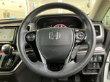 ステアリングには手元で使えるスイッチが備わり、運転姿勢を大きく変えずに各種操作へアクセスできます。メーターや周辺表示を見ながら扱いやすく、日々の運転を便利にサポートします。