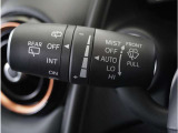 【オートワイパー機能】レバーをAUTOの位置にしているとき、レインセンサーが雨を感知すると、雨量に応じて、ワイパーが自動で作動します。