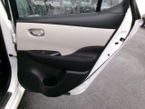 運転席側リヤドア内張。