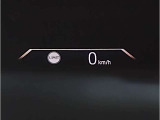 【ヘッドアップディスプレイ】現在の車速表示や目的地へのルート案内やメディア関連のリストを表示する事が可能です。視線移動を減らす事によりドライブに集中して頂けます。
