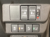 両側電動スライドドアは運転席から操作ができるよう、操作スイッチが付いています。Hondaセンシング用のVSA(ABS+TCS+横滑り抑制)解除と路外逸脱抑制機能のオンオフスイッチがあります。