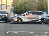 人気のヘッドアップディスプレイ!現在の車速、ナビゲーション・システムによるルート案内の矢印表示、チェック・コントロール、前車接近警告など、さまざまな情報をドライバーの視界内に直接表示いたします!