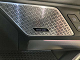 ハーマンカードンサウンドシステム:ハイレベルなサウンドを生み出すスピーカーシステム。サラウンドサウンド効果を実現。