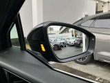 時速30キロ以上で走行中にレーダーセンサーが、後方50mの走行車両を検出。ミラーの内側に組み込まれたLEDが点灯し、ドライバーに走行車両の存在を知らせます。車線変更時に接触する危険性を低減します。