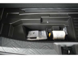 リアサブトランクは床板(ラゲッジボード)を持ち上げると現れる、洗剤や工具、緊急用品などを隠して収納できる便利な機能です。