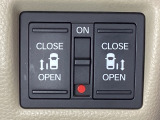 リアドアは乗り降りに便利な両側電動スライドドアです。また運転席に座っていながらスイッチ操作で自在にスライドドアを開け閉めできます。
