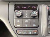 もちろんフルオートエアコン!前席シートヒーターもついてますのでいつでも快適です。