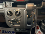 運転席から操作のしやすい位置にございます