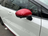 ウインカー付き電動格納式ドアミラー装備してます。対向車には認知され易く、安全につながりますね。