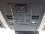 運転席の頭上(オーバーヘッドコンソール付近)にパワースライドドアのスイッチが有ります。