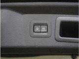 【パワーリアゲート】スイッチを操作することにより、リアゲートが自動で開閉します。自動開閉中のリアゲートを、半開以上の位置で止めることができます。