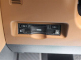 路上に設置されたインフラ設備との双方向通信を行うETC2.0ユニットを搭載!高速道路の進行先の渋滞情報や、停止車両などを画面表示や音声で提供します。