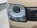 LEDヘッドライトは、点灯の瞬間から最大光量を発揮し、突然暗くなるトンネルなどでの安定感を高めます。