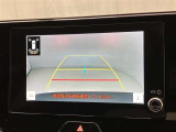 車庫入れなど後進運転時に死角をモニターで確認ができて安全です♪ ステアリング操作の参考になるガイド線も表示しますので車庫入れがニガテな方も安心ですネ!