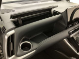 グローブボックスは余裕のある広さです!メンテナンスノートや車検証、ちょっとしたメモと筆記用具等を入れておくとあればもしもの時にも便利ですね。