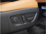 【パワーシート】電動で座面を前後上下に動かすことができます。簡単に運転しても疲れにくい姿勢に調整できます。
