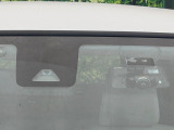 【スマートアシスト】走行中に前方の車両等を認識し、衝突しそうな時は警報とブレーキで衝突回避と被害軽減をアシスト。より安全にドライブをお楽しみいただけます。