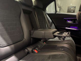 メルセデスのシートは少し硬めになっております。長時間の運転の際、適度な反発があることでお尻や腰の負担を減らす効果が御座います。