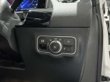 ステアリングボタンは、使いやすいデザインでございます。ステアリング付近のレバーや、ステアリングボタンで追従機能の操作も可能でございます。