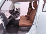 前席の足元は、毎日の運転のしやすさを支える大切なポイント♪ 通勤やお買い物など、普段使いにもぴったりです。乗り降りのしやすさや運転席まわりの使い勝手も、ぜひ実車でお確かめください!