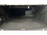 大容量トランクスペース。分割可倒式セカンドシートを使用すれば更に広大なスペースが実現します。