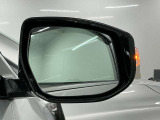 【ドアミラー鏡面】雨天時の視界を確保する親水鏡面や、夜間後続車のヘッドライトの眩しさを軽減するブルー鏡など様々な種類があります。ご希望などあれば、是非ご相談ください。