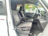 体を包み込む形のシートなので、長時間運転しても疲れません。